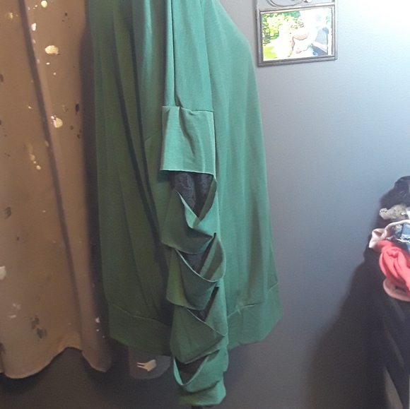 ๐SALE!๐Green Top - Picture 4 of 6